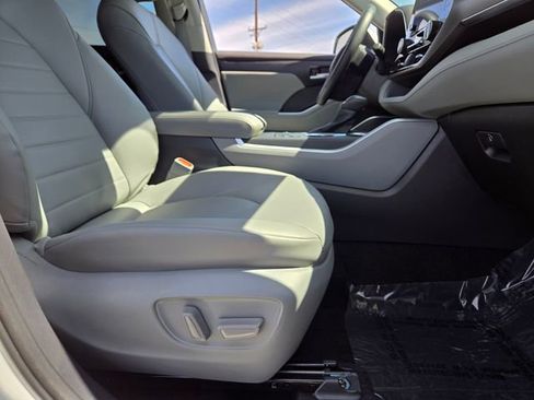 Certified 2025 Toyota Highlander XLE image 17