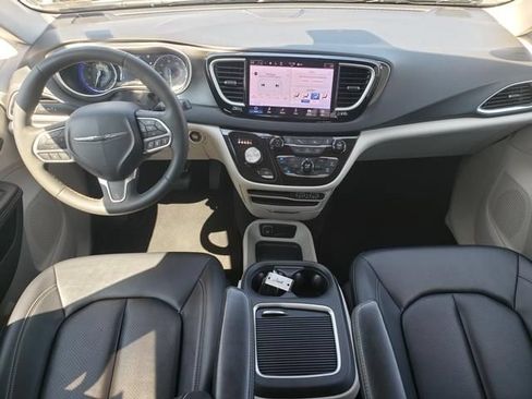 Used 2024 Chrysler Pacifica Touring-L FWD image 15