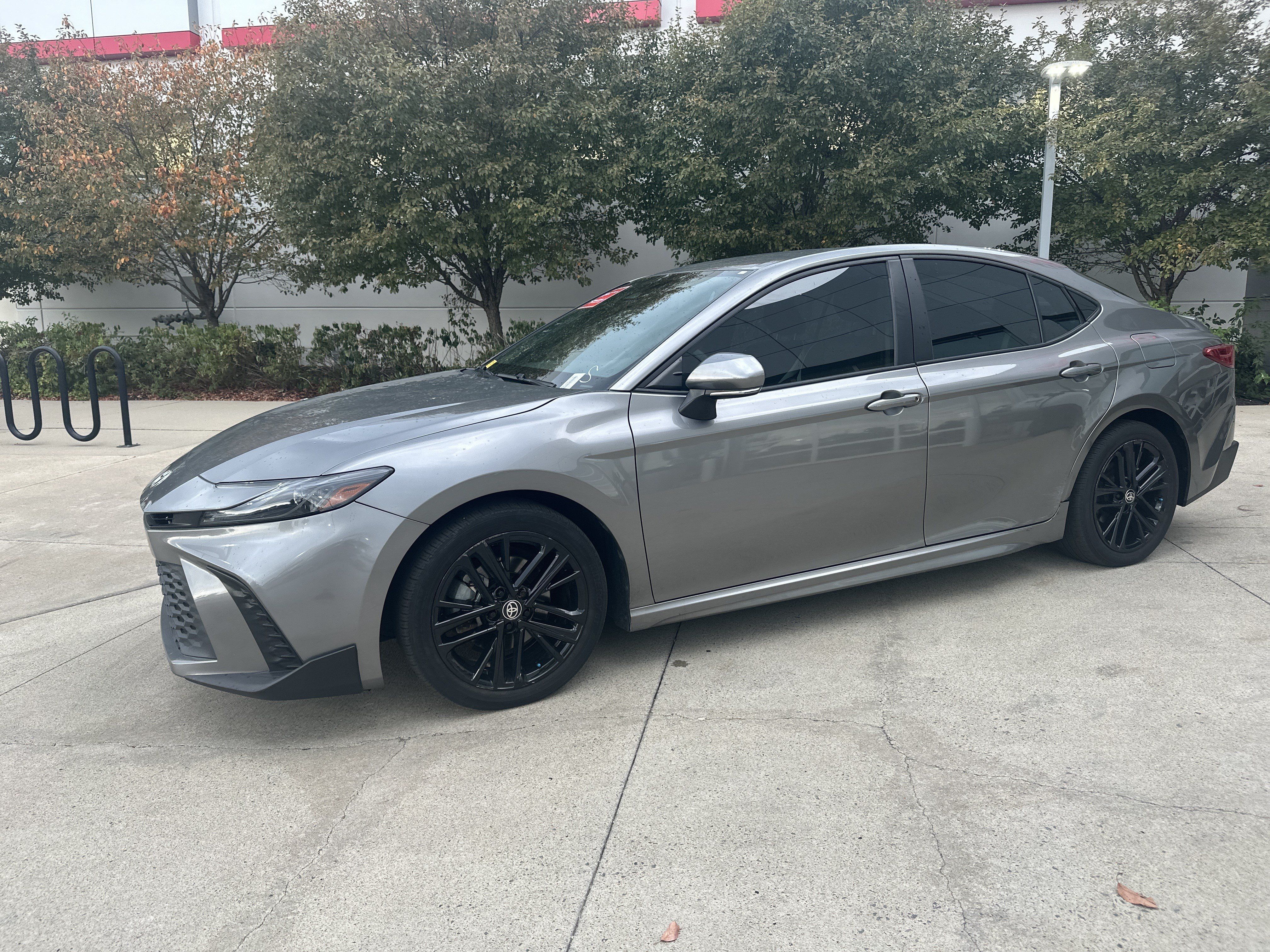 Used 2025 Toyota Camry SE w/ Convenience Package FWD image 3