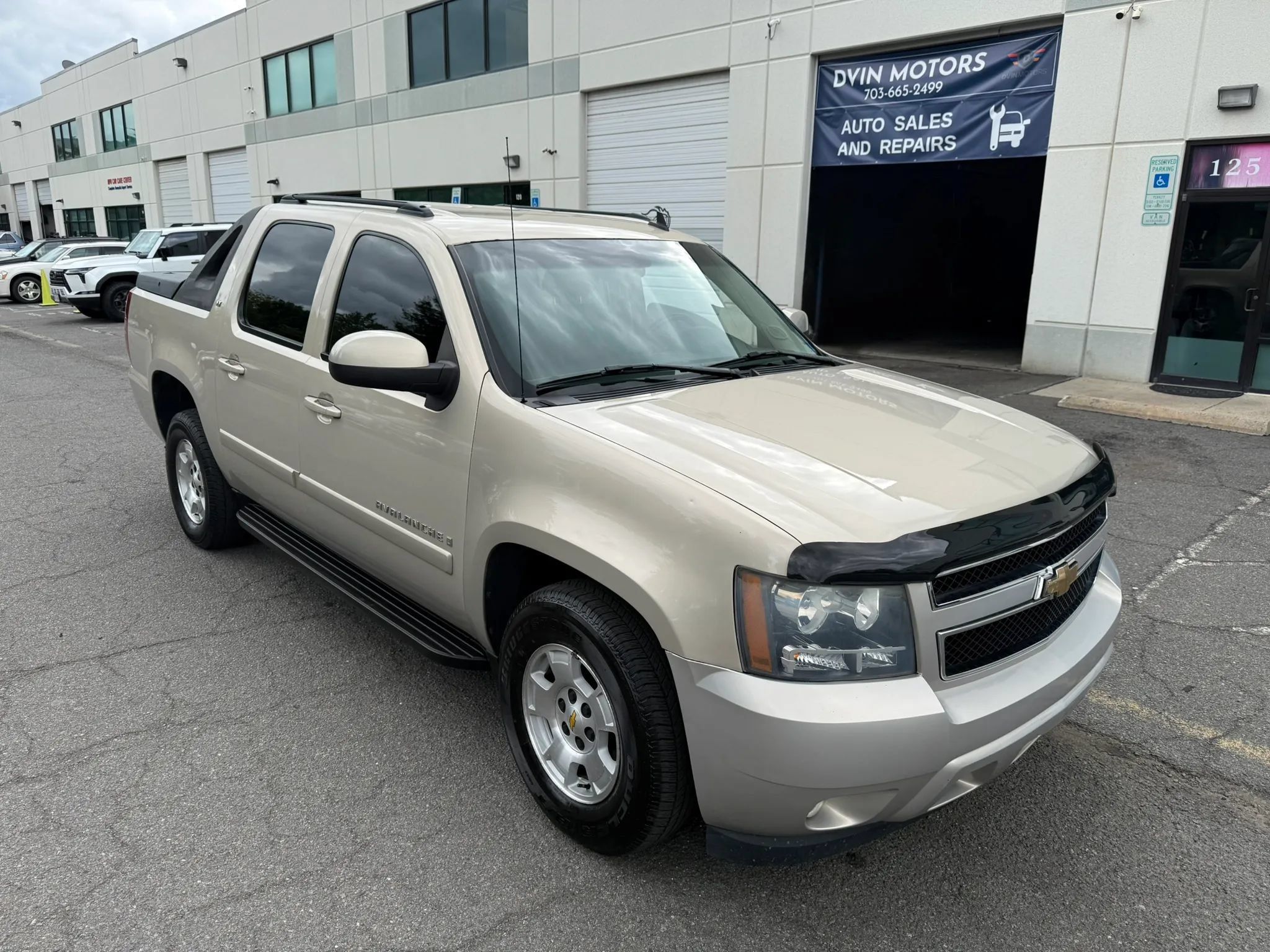 Used 2008 Chevrolet Avalanche LT AWD/4WD image 16