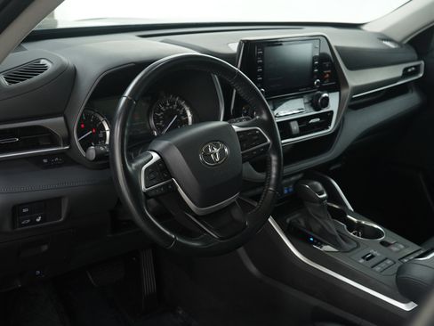 Used 2022 Toyota Highlander XLE image 24