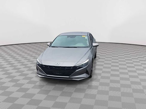 Used 2023 Hyundai Elantra SEL w/ Convenience Package FWD image 3