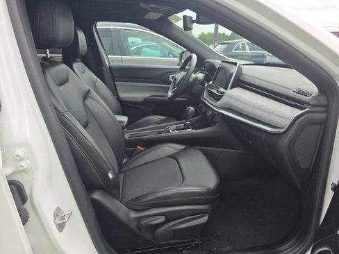 Used 2025 Jeep Compass Latitude w/ Sun & Sound Group AWD/4WD image 8
