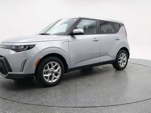 Used 2025 Kia Soul LX w/ LX Technology Package FWD image 3