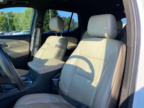 Used 2023 Chevrolet Traverse LT w/ Rear Camera Mirror Package FWD image 13