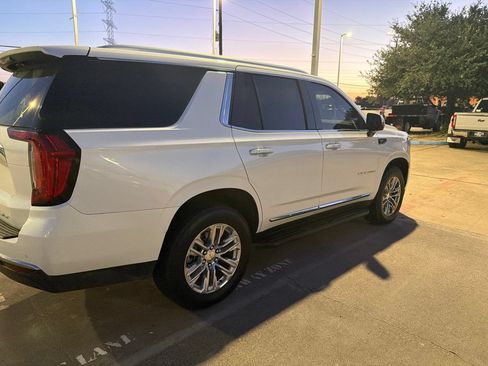 Used 2023 GMC Yukon SLT w/ SLT Premium Package RWD image 3