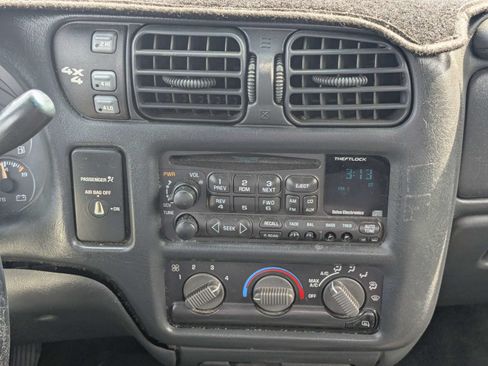 Used 2001 Chevrolet S10 Pickup 4x4 Extended Cab w/ Preferred Equipment Group image 19