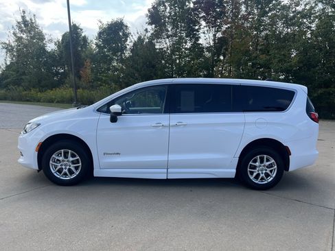 Used 2022 Chrysler Voyager LX image 2
