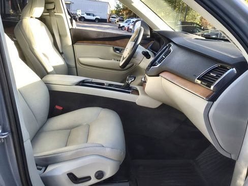 Used 2022 Volvo XC90 T6 Momentum w/ Advanced Package image 28