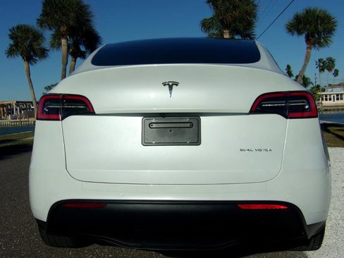 Used 2021 Tesla Model Y Long Range image 18