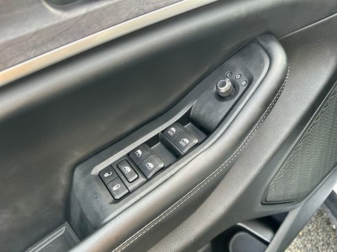 Used 2023 Jeep Grand Cherokee Limited w/ Luxury Tech Group II image 30