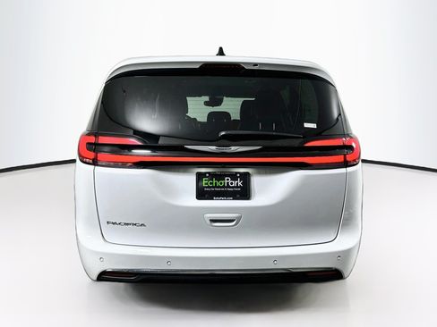 Used 2024 Chrysler Pacifica Touring-L FWD image 7