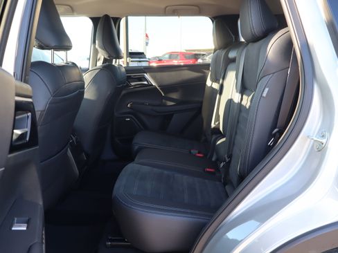 Used 2025 Mitsubishi Outlander SE image 10