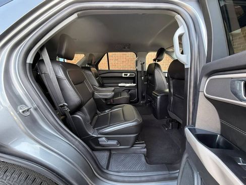 Used 2022 Ford Explorer XLT w/ Equipment Group 202A AWD/4WD image 17