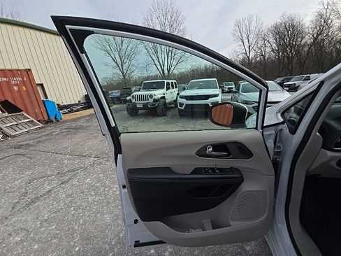 Used 2023 Chrysler Pacifica Touring-L image 20