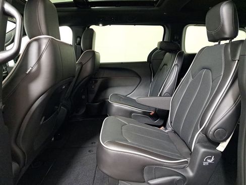 New 2026 Chrysler Pacifica Limited image 21
