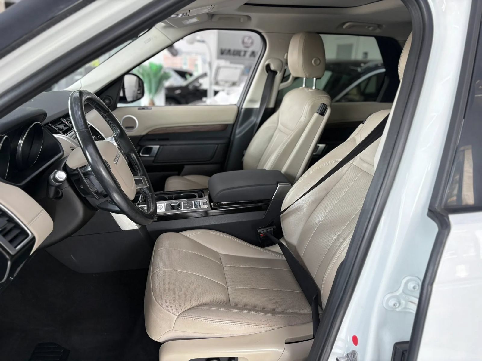 Used 2017 Land Rover Discovery HSE AWD/4WD image 7