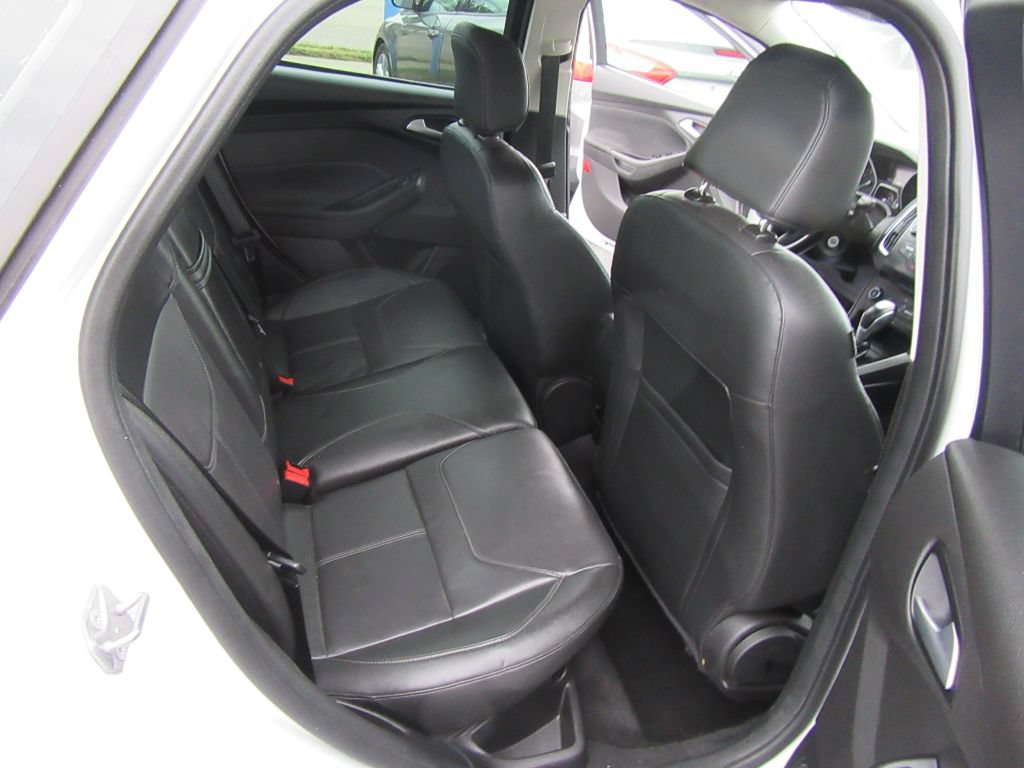Used 2015 Ford Focus SE w/ Equipment Group 201A FWD image 10
