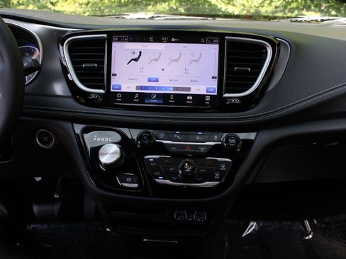 Used 2025 Chrysler Pacifica Select AWD/4WD image 13