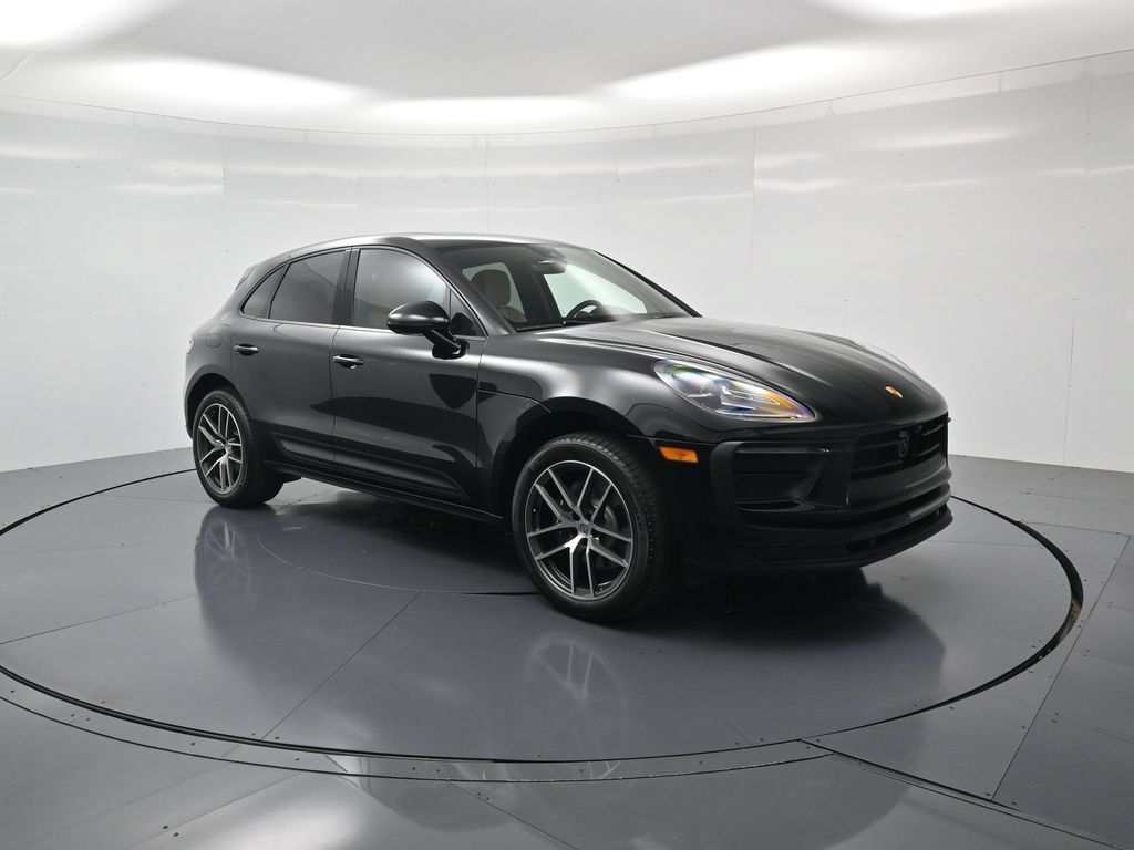 Certified 2026 Porsche Macan AWD/4WD image 32
