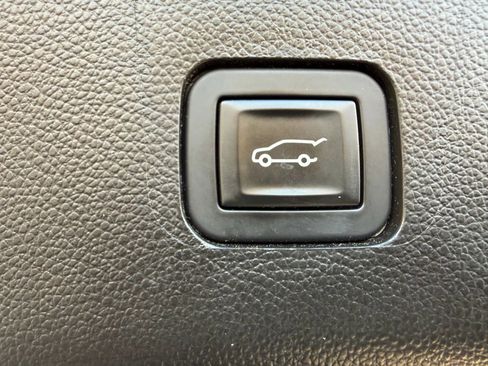 Used 2018 Chevrolet Traverse LT image 10