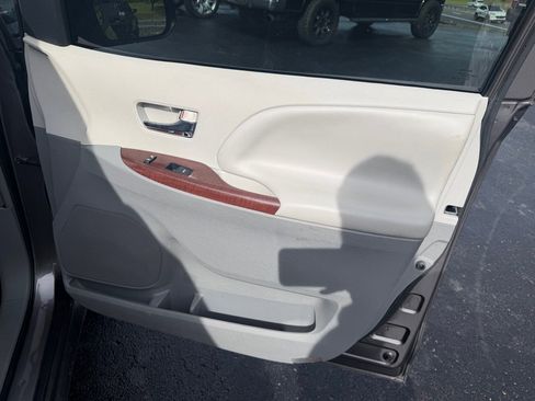 Used 2013 Toyota Sienna XLE FWD image 22