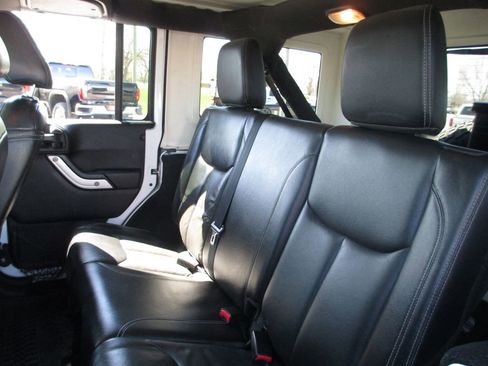 Used 2016 Jeep Wrangler Unlimited Sahara w/ Connectivity Group image 16