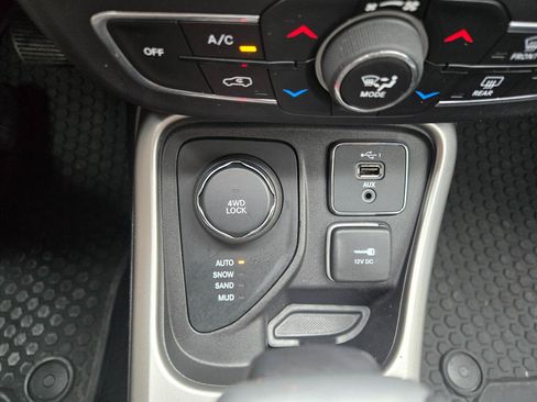 Used 2019 Jeep Compass Latitude w/ Popular Equipment Group AWD/4WD image 16