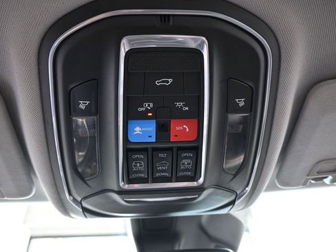 Used 2022 Jeep Grand Cherokee Limited image 30