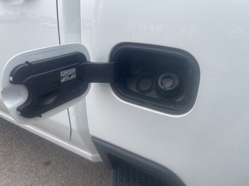 Used 2024 Chevrolet Silverado 2500 Custom w/ Custom Value Package image 17