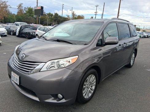 Used 2017 Toyota Sienna XLE FWD image 3