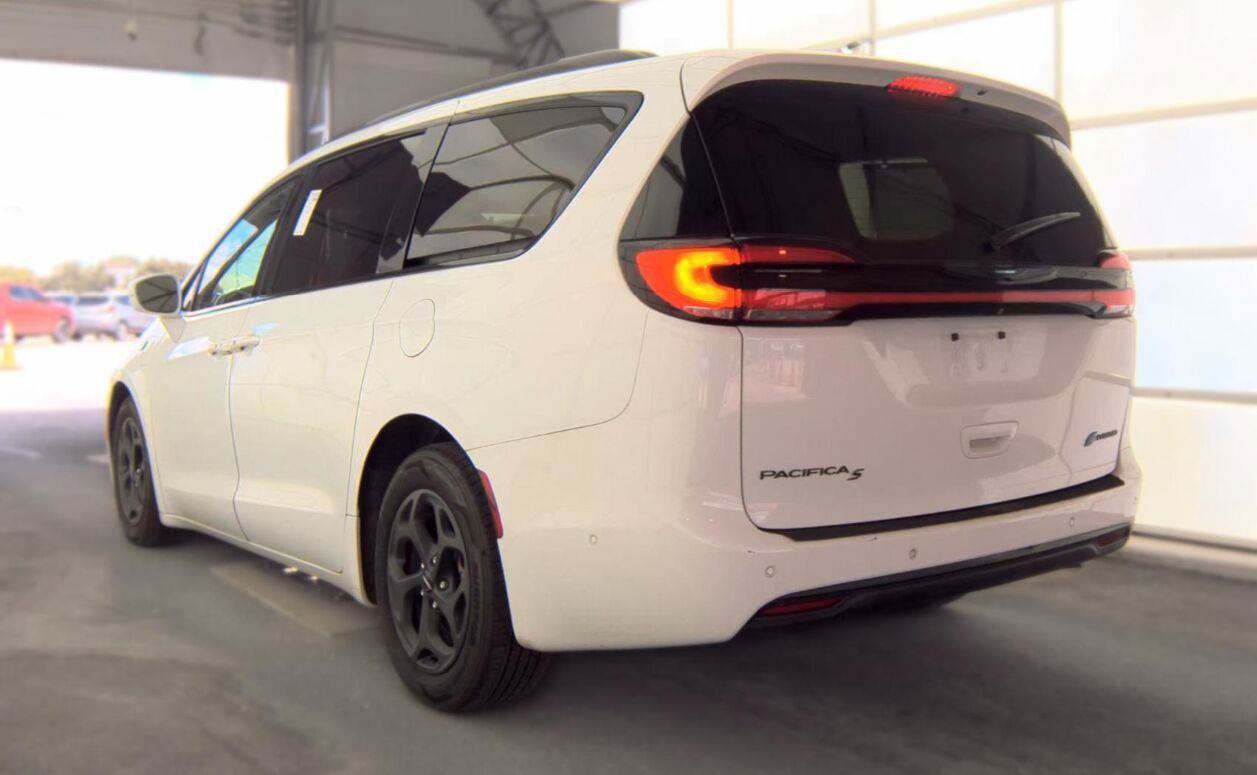 Used 2021 Chrysler Pacifica Touring-L w/ Uconnect Theater Family Group FWD image 12