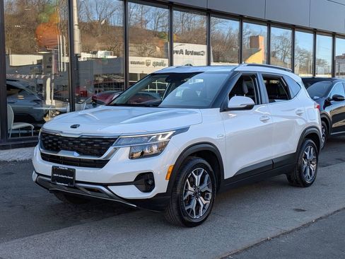 Used 2021 Kia Seltos EX image 2