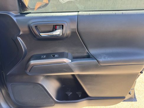 Used 2021 Toyota Tacoma TRD Off-Road w/ Technology Package AWD/4WD image 18