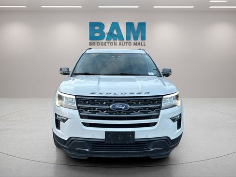 Used 2018 Ford Explorer XLT w/ Equipment Group 202A image 2