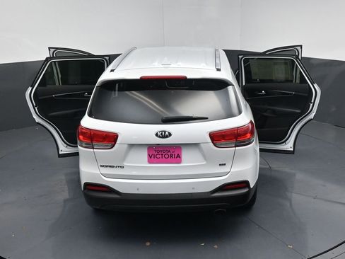 Used 2017 Kia Sorento LX w/ LX Convenience Package image 20