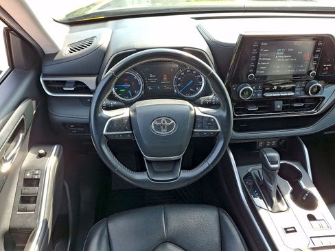 Used 2022 Toyota Highlander XLE AWD/4WD image 21