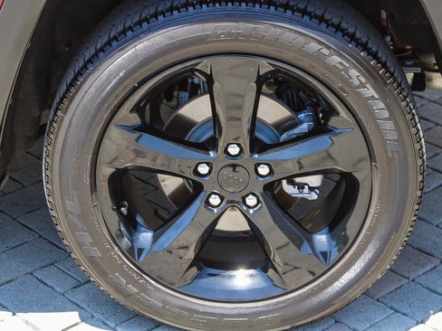 Used 2025 Jeep Grand Cherokee Altitude RWD image 13