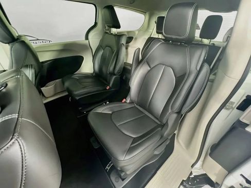 Used 2023 Chrysler Pacifica Touring-L FWD image 24