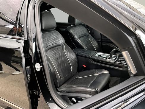 Used 2021 BMW M760i xDrive w/ Luxury Rear Seating Package AWD/4WD image 9
