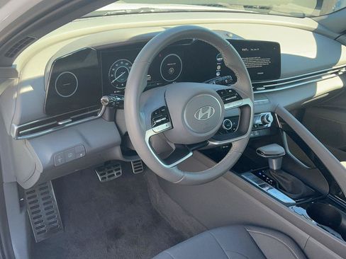 Certified 2025 Hyundai Elantra SEL FWD image 17