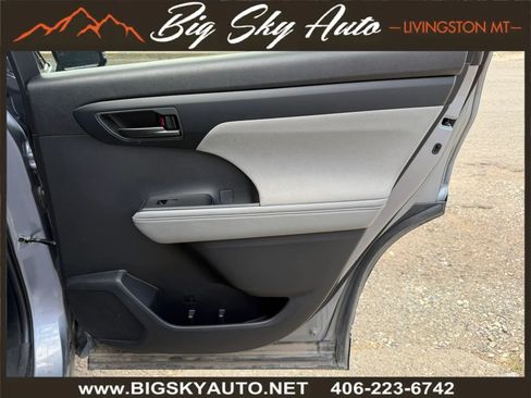 Used 2023 Toyota Highlander LE AWD/4WD image 20