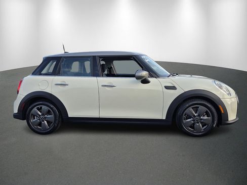 Used 2022 MINI Cooper 4-Door Hardtop image 8