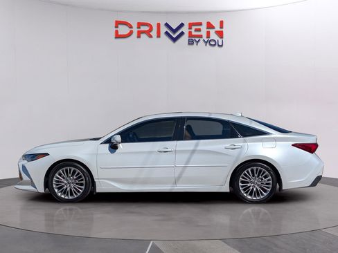 Used 2022 Toyota Avalon Limited image 2