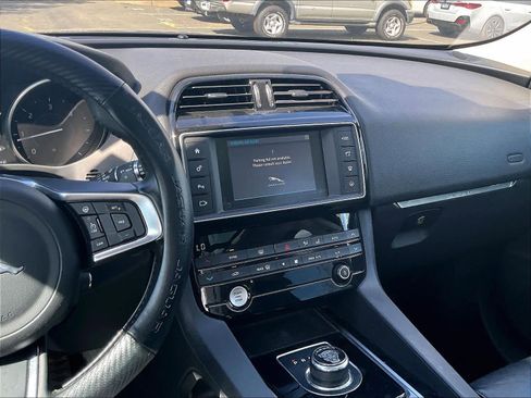Used 2018 Jaguar F-PACE Prestige image 9