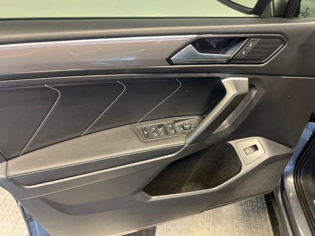 Used 2024 Volkswagen Tiguan SE R-Line FWD image 9