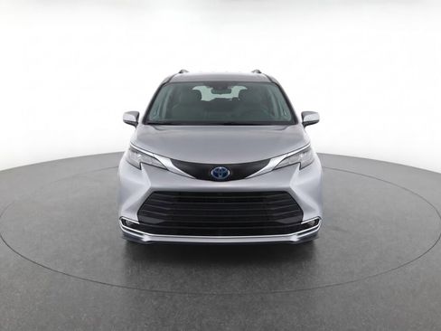 Certified 2025 Toyota Sienna XLE FWD image 37