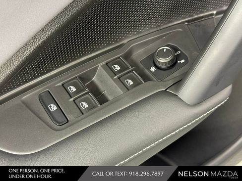 Used 2025 Volkswagen Tiguan SE AWD/4WD image 19