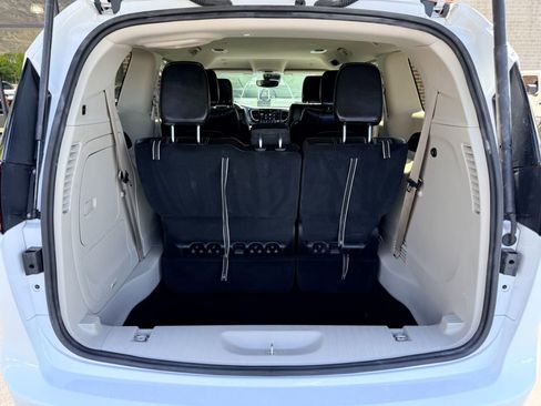 Used 2024 Chrysler Pacifica Limited FWD image 15