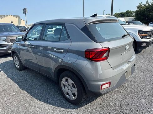 Used 2020 Hyundai Venue SE FWD image 3